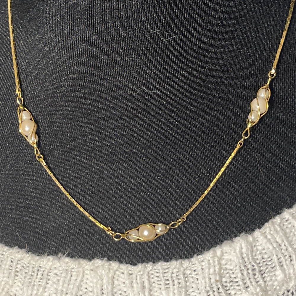 Elegant Gold tone Necklace with 3 faux pearls in mini spiral cages 9” @ drop